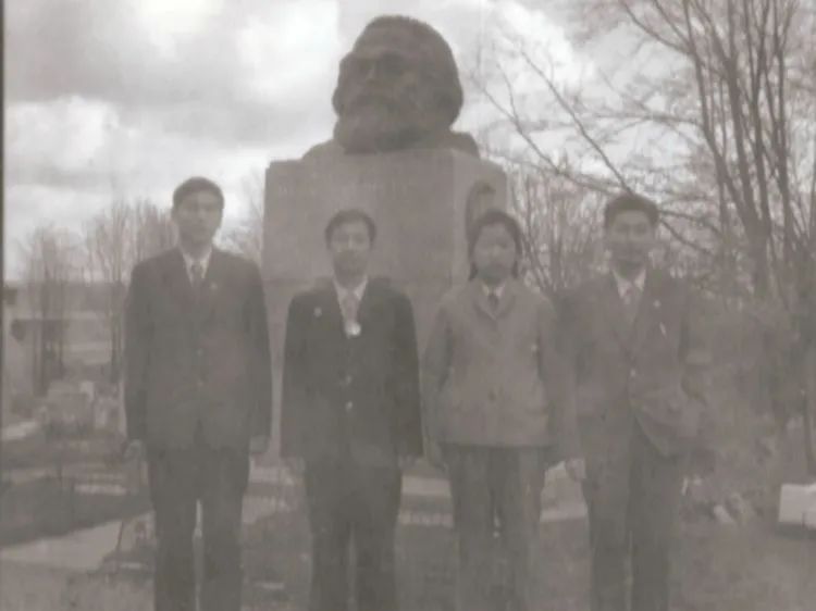 熊蕾：几代中国共产党人在马克思墓前