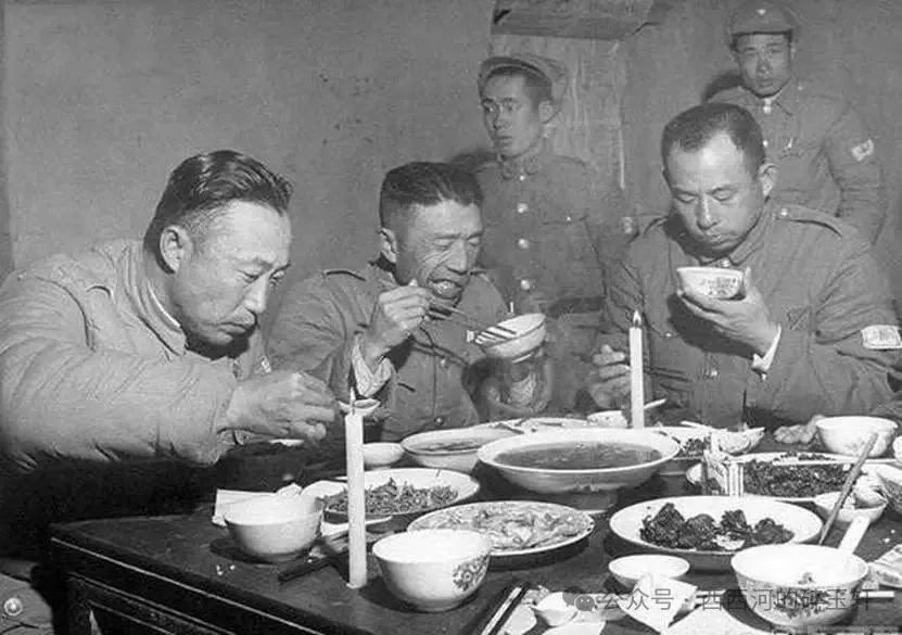 严格来说，“前方吃紧，后方紧吃”这话并不全面。在徐东战事最激烈时，李弥兵团的高级将领们也不忘大吃大喝。.jpg