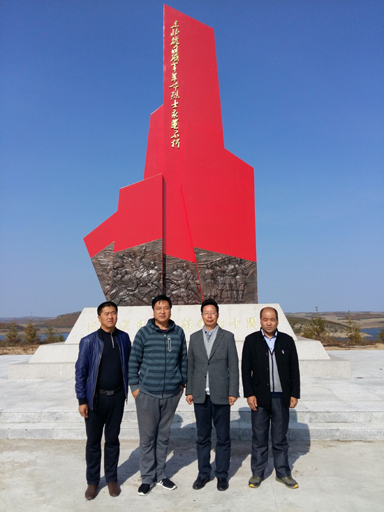 全根先（右二）与亲友在莫力达瓦旗郭尼村东北抗联纪念碑前.jpg