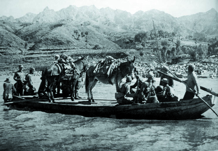 1942年春，八路军12团在船工和群众帮助下，横渡滦河。.jpg