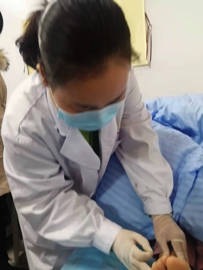 杨巧欣在为病人针灸