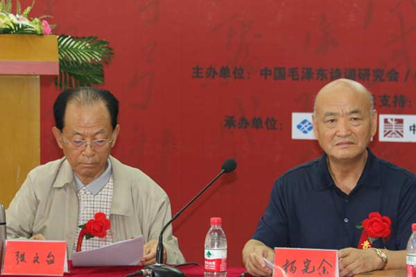 全国人大环境与资源保护委员会院副主任委员张文台上将（左）与该书主编杨宪金