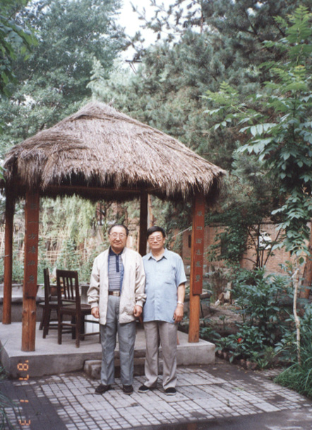 38、1996年李龙拜访赵尚志战友陈雷（李敏拍摄）.jpg