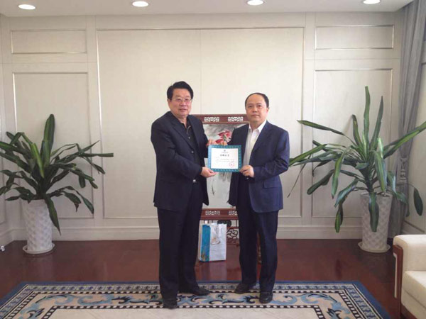 国家图书馆常务副馆长陈力向作者颁发了＂收藏证书＂.jpg