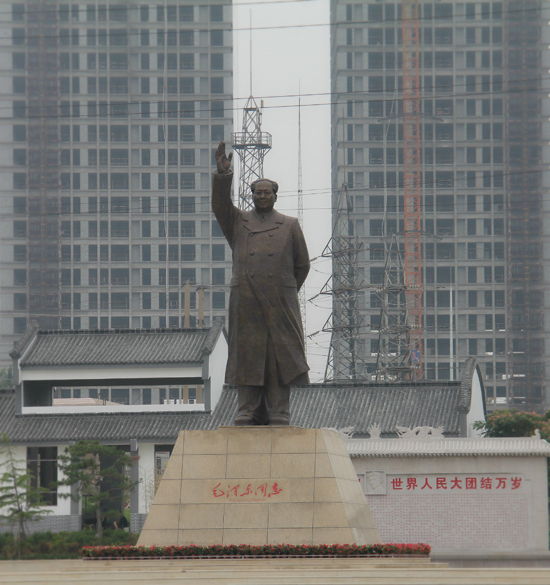 后八 村全国最大的毛主席铜像.jpg