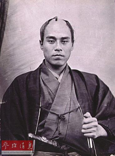 日本的近代化是“武士的近代化”。图为1862年的福泽谕吉。他在明治维新后大力提倡向西方学习，被称为“近代东洋启蒙之父”。自1984年起，他的肖像被印在了日本面额最大的纸币（1万日元）上。（资料图片）