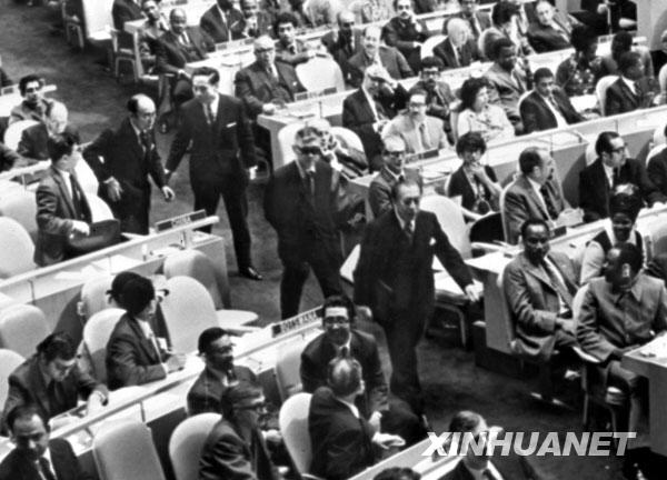 1971年10月25日，在第26届联合国大会通过恢复中国在联合国的一切合法权利和立即把台湾当局的代表从联合国一切机构中驱逐出去的提案后，台湾当局的代表尴尬地退出会场。