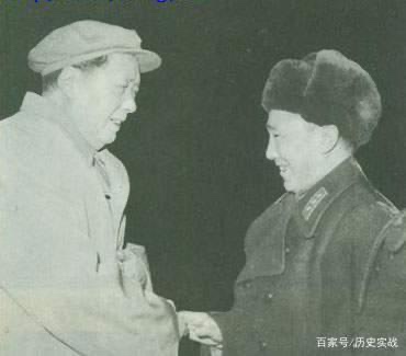 1991年杨得志参加老红军集会，得知一人参会，亲自到门口站岗迎接_f6jti4.jpg