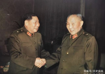 1991年杨得志参加老红军集会，得知一人参会，亲自到门口站岗迎接_hx79nw.jpg