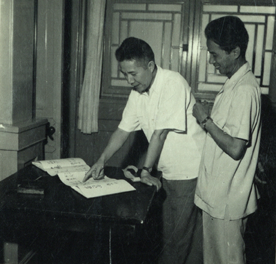 1960年中国作协理事会，与周扬在一起.jpg