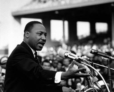 马丁·路德·金1963年大声疾呼“我有一个梦想”时这离美国通过载有“人人生而平等”的《独立宣言》已是187年之遥。