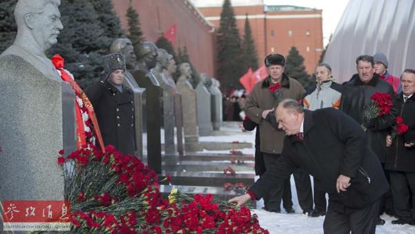 资料图片：俄共主席在斯大林墓前献花。