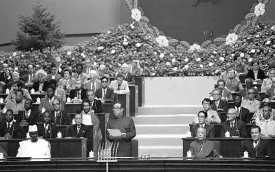 　　1980年，朝鲜劳动党“六大”开幕，金日成在大会上做报告。