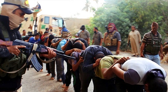 伊拉克叛军贴出的照片显示，他们正把被俘的伊拉克政府军士兵押到处决场