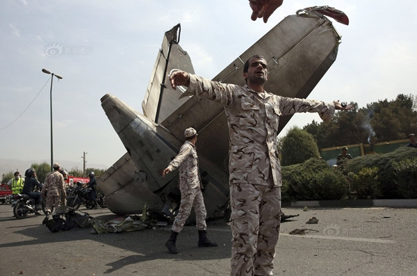 伊朗德黑兰坠机事件官方已确认39人遇难，飞机起飞时右侧引擎发生故障。