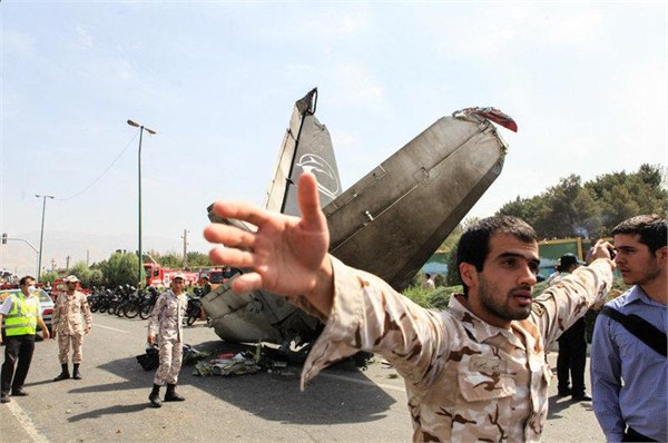 伊朗德黑兰坠机事件官方已确认39人遇难 起飞时引擎发生故障