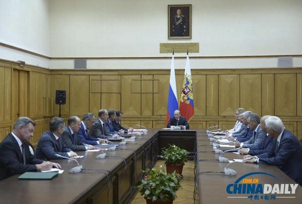 普京与安全委员会成员举行业务会议。