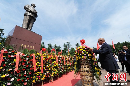 苏里南总统瞻仰毛泽东铜像