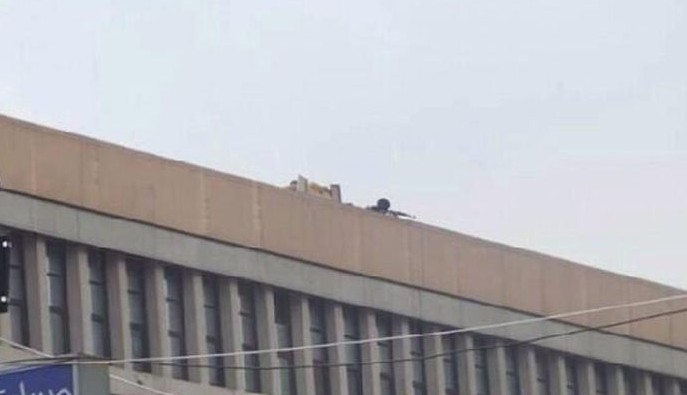 在大楼屋顶的埃及安全部队狙击手
