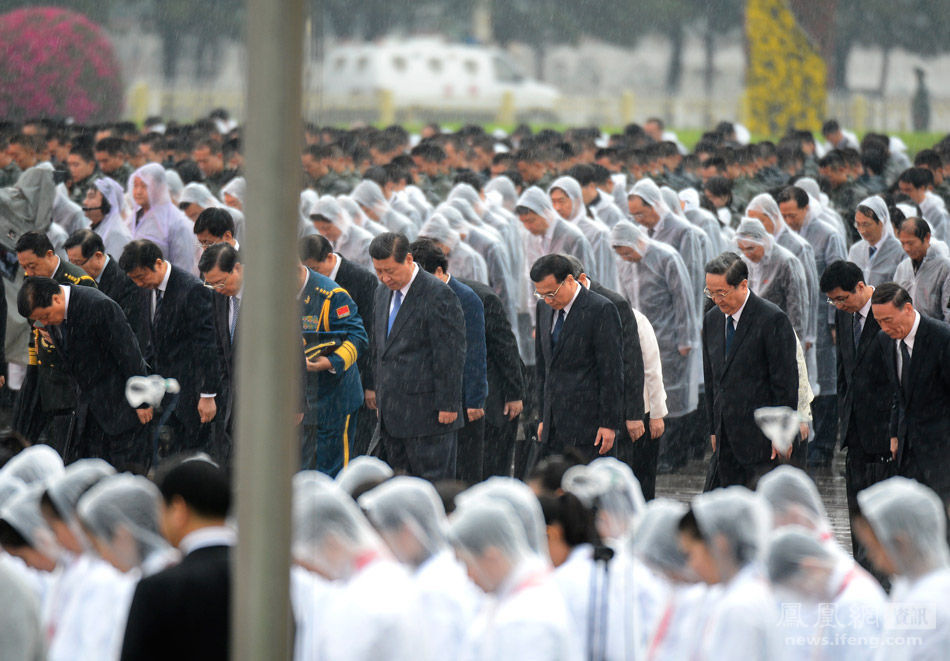 2013年10月1日，庆祝中华人民共和国成立64周年向人民英雄纪念碑敬献花篮仪式在北京天安门广场举行，习近平等七常委冒雨向人民英雄纪念碑献花圈。