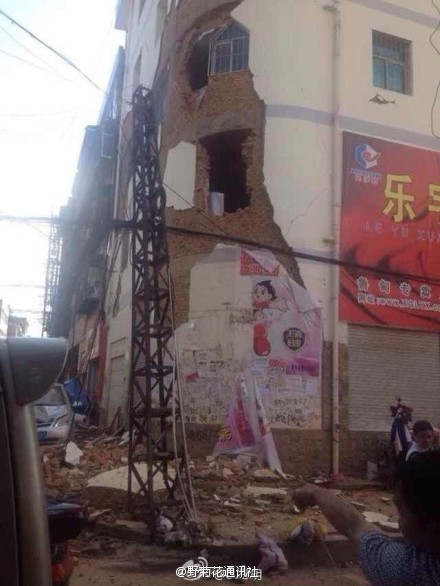 图为云南昭通市鲁甸县地震现场。
