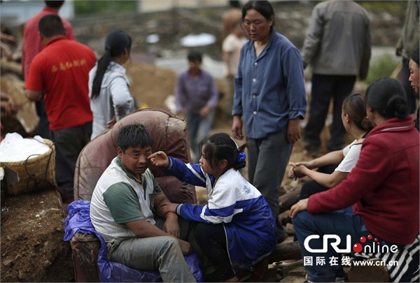 云南地震最新消息：遇难人数增至410人 万名官兵救援