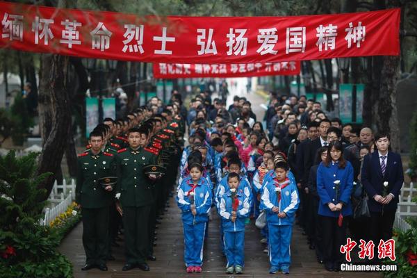 北京举行清大红色祭扫行动