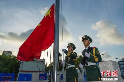 中国在南海9个岛礁同时升起五星红旗(图)