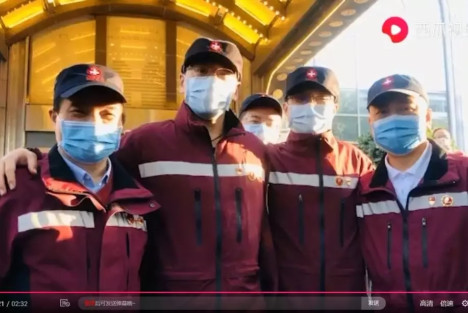 湖南医疗队戴毛主席像章返程，来送别的区长已戴43天！
