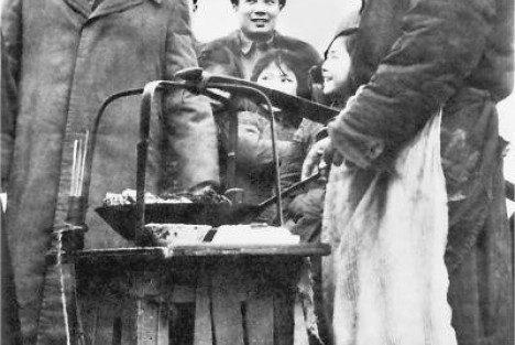 ​​1953年，在蛇山辨认出毛主席的豆蔻女孩