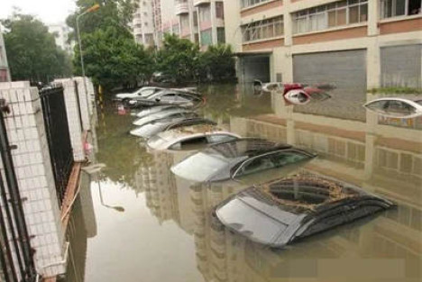 洪水能撕碎汽车，但催不毁人民子弟兵挽救人民生命的决心和意志！