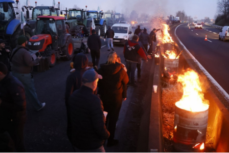 法国农民用拖拉机路障“围攻”首都巴黎