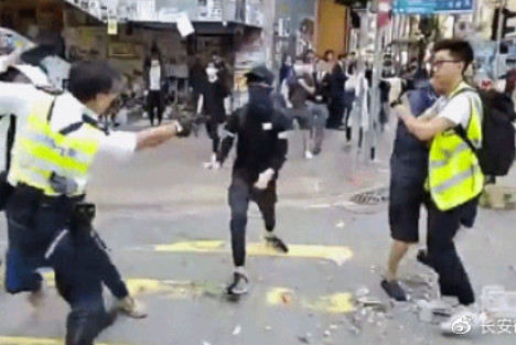 今早，香港一声枪响，市民在旁鼓掌