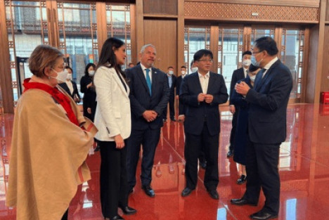 建交后，洪都拉斯代表团在北京参观中国共产党历史展览馆并瞻仰毛主席纪念堂