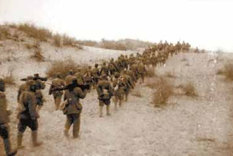 70年前，为解放新疆和田，这支部队徒步穿越塔克拉玛干沙漠