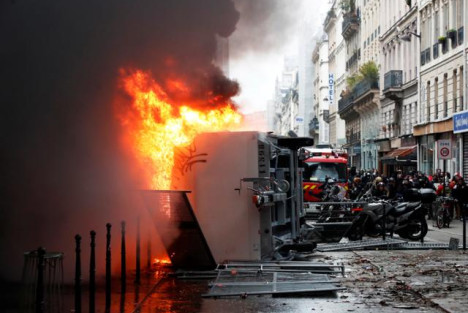 法国25年最大罢工：80万人上街，黑衣人放火