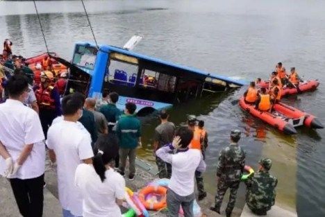 贵州公交坠湖：是谁造就了人性之恶？