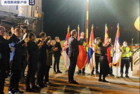 塞尔维亚总统亲迎中国援助医疗队 当场亲吻五星红旗露出笑容