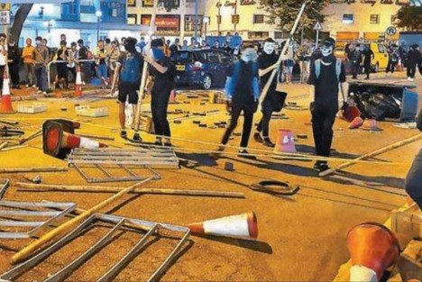 香港暴徒破坏交通灯 市民出行安全隐患大