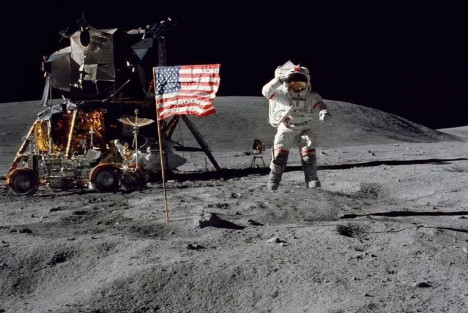 美国载人登月不能被质疑吗？