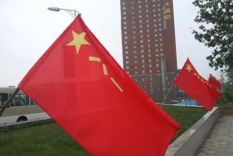 八一军旗红，只因毛泽东！
