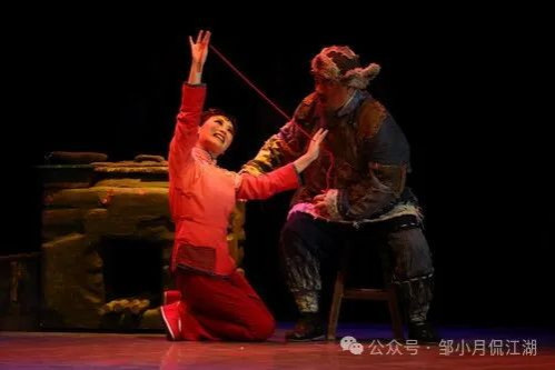 谁在为黄世仁鸣冤叫屈？