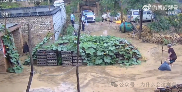 老人摔倒在水中，民警视而不见被免职冤吗？