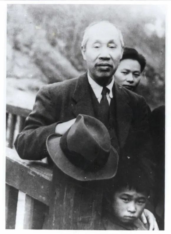 一件大衣，董必武穿了30年