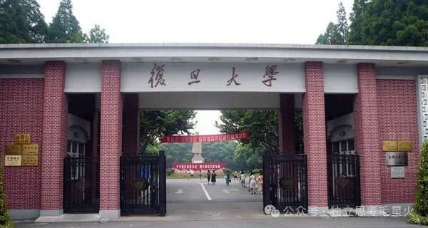 复旦大学教授严锋，为何诅咒中国人将来遭受核打击？