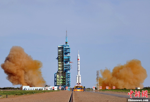 神舟十号载人飞船发射成功 习近平现场为航天员壮行