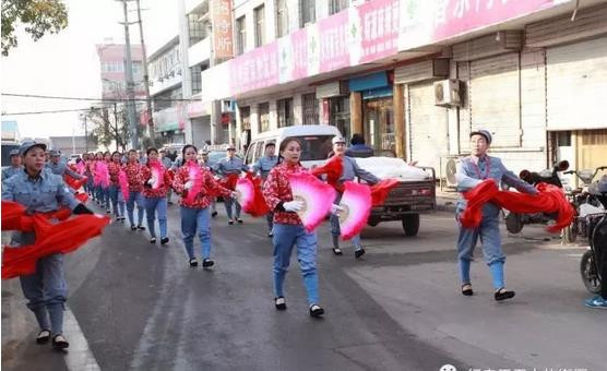 黎城数百人街头集会，纪念解放80周年！