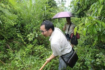 修水红研会志愿者冒雨清整抗战英烈舒汉璧墓地