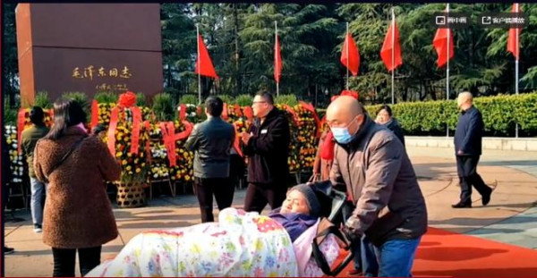 直击韶山：老人卧病在床前往、千人包专列到来，万人同唱东方红！