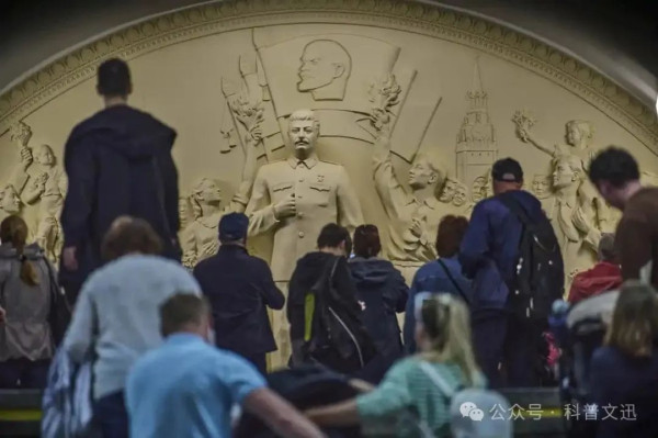 斯大林的雕像在莫斯科地铁揭幕意味着什么？